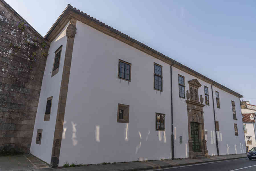 A Coruña 051 - Santiago de Compostela - instituto de Estudios Calegos Padre Sarmiento.jpg
